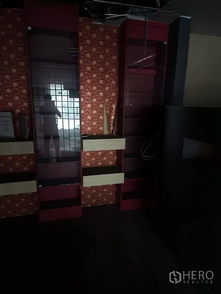 พื้นที่ขายปลีก ให้เช่าในKhlong Toei, Bangkok - มุมภายในแสงน้อย ผนังวอลเปเปอร์ลายกราฟิกและตู้โชว์สูง