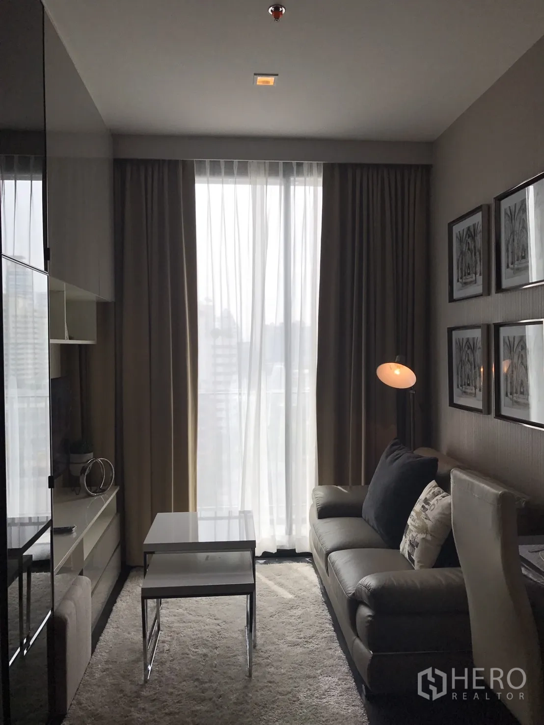 คอนโด ให้เช่าหรือขายในWatthana, Bangkok - ห้องนั่งเล่นมีโซฟา โต๊ะกลางซ้อน พรม และหน้าต่างเต็มบานรับแสงธรรมชาติ