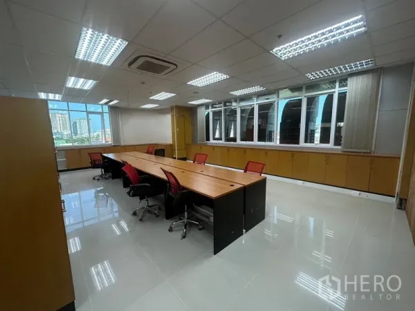 办公空间 出租在Suan Luang, Bangkok - 明亮开放式办公室，长桌工位、城市景观与内置柜，曼谷Suan Luang