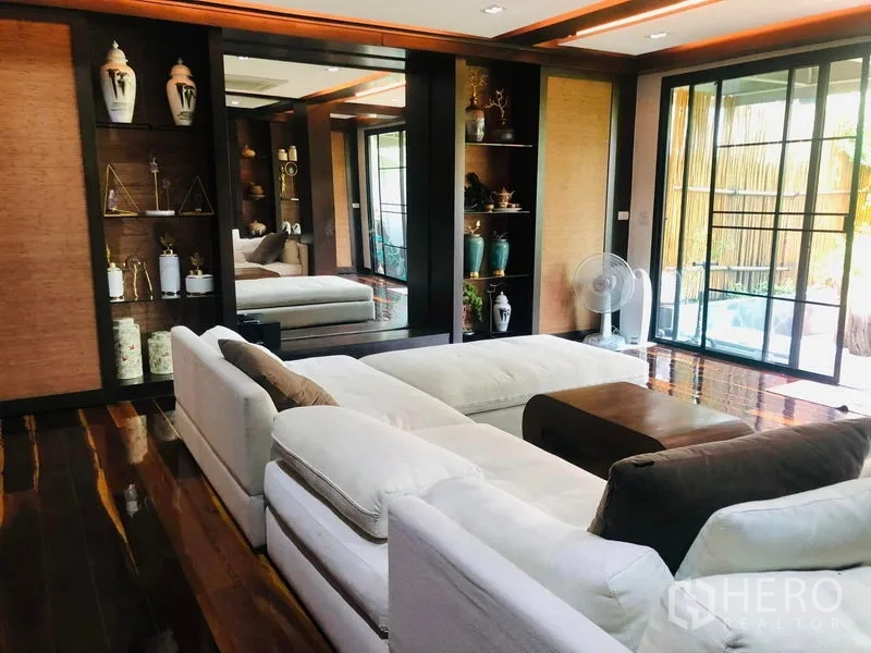 ทาวน์เฮาส์ ให้เช่าในYan Nawa, Bangkok - ห้องนั่งเล่นสว่างด้วยโซฟาตัวแอล เปิดสู่ระเบียงผ่านประตูกระจกบานเลื่อน