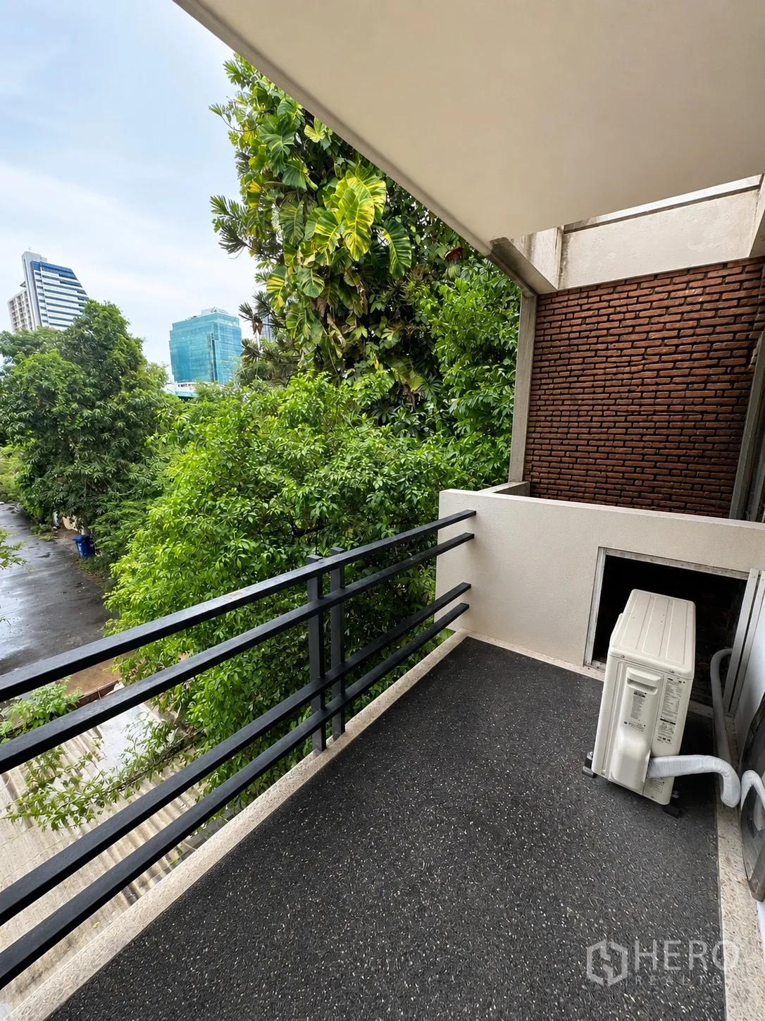 办公室 for rent in Phaya Thai, Bangkok - 小型室外阳台，金属栏杆、空调外机与部分城市景观。