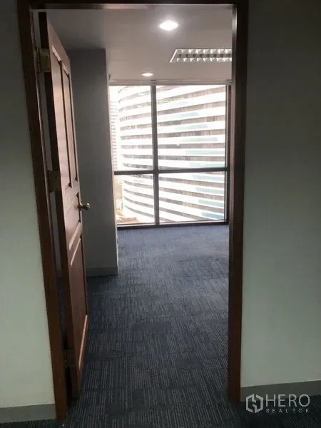 สำนักงาน ให้เช่า - ทางเดินสู่ห้องทำงานติดหน้าต่าง วิวเมือง พื้นพรมสีน้ำเงิน