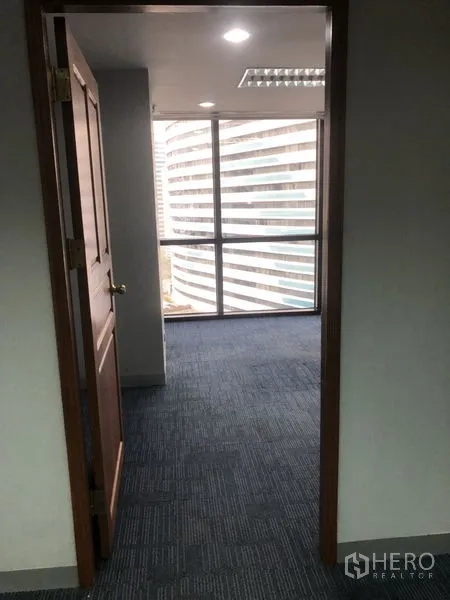 สำนักงาน ให้เช่า - ทางเดินสู่ห้องทำงานติดหน้าต่าง วิวเมือง พื้นพรมสีน้ำเงิน