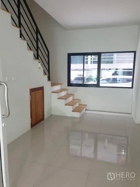 สำนักงานที่บ้าน ให้เช่าในBang Rak, Bangkok - โถงทางเข้าพร้อมบันไดไม้ ราวเหล็ก หน้าต่าง และตู้เก็บของใต้บันได