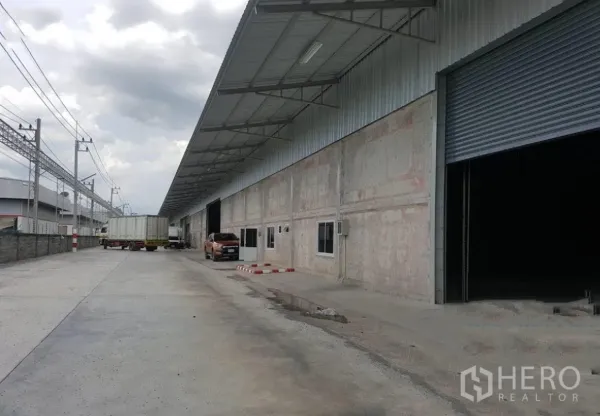 คลังสินค้า ให้เช่าในLam Luk Ka, Pathum Thani - โซนโหลดสินค้าใต้ชายคา มีรถบรรทุกจอดข้างโกดัง