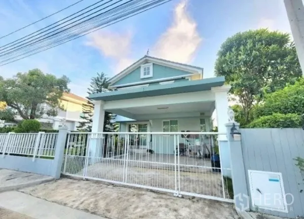 Detached House for rent in Bang Bo, Samut Prakan - Front facade of the detached house with gated entrance and covered parking.