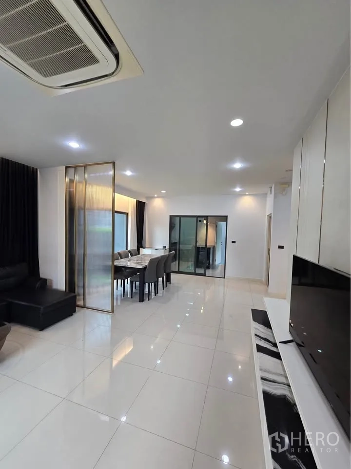 บ้านเดี่ยว for rent in Bang Kapi, Bangkok - โถงนั่งเล่นและรับประทานอาหารแบบโอเพ่นสเปซ ประตูกระจกบานเลื่อน