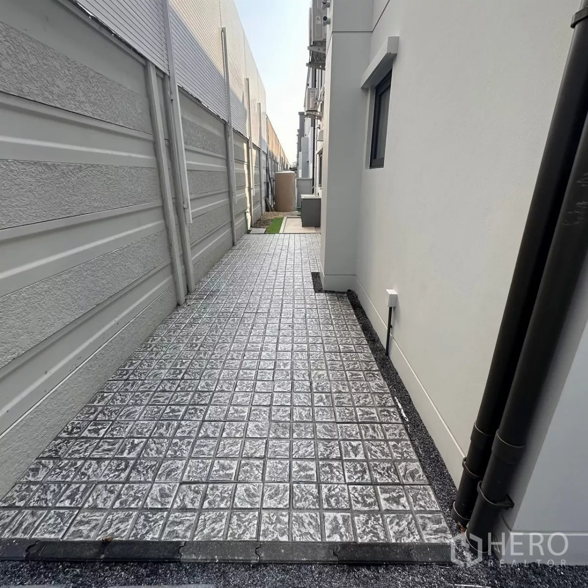 Detached House for rent in Bang Phli, Samut Prakan - Paved side yard and service corridor along the house with boundary wall.