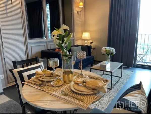 คอนโด ให้เช่าหรือขายในWatthana, Bangkok - โต๊ะอาหารสำหรับสองที่ข้างประตูระเบียง เชื่อมต่อกับห้องนั่งเล่น