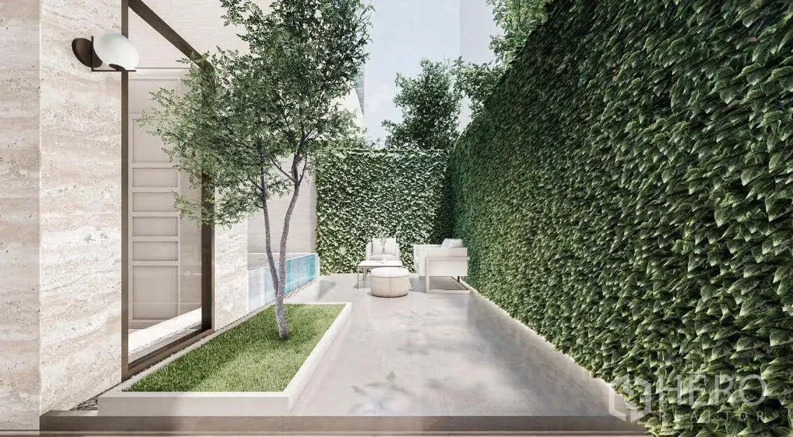 公寓 出售在Watthana, Bangkok - 景观庭院露台，高绿篱与休闲座椅，小草坪点缀。