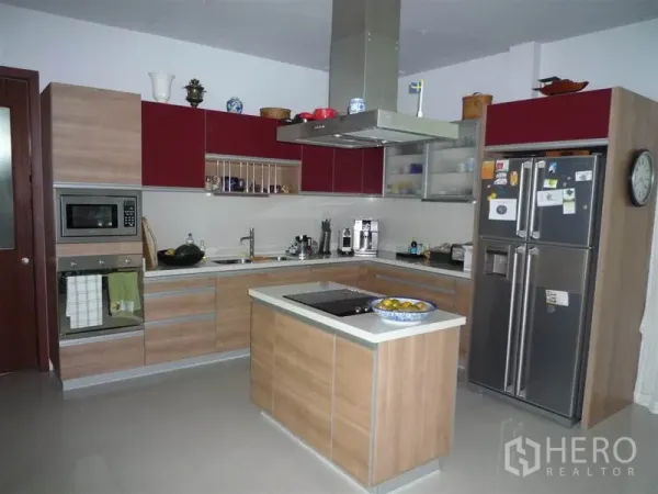 บ้าน ให้เช่าในKhan Na Yao, Bangkok - ครัวรูปตัวแอลทันสมัย มีไอแลนด์ เครื่องดูดควัน เตาอบบิวท์อิน และตู้เย็นสองประตู