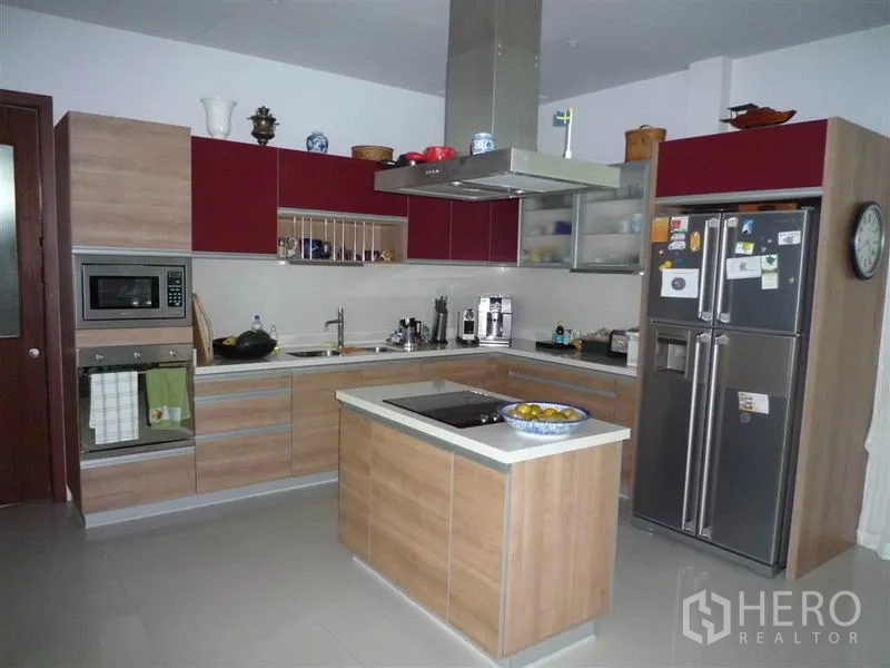 บ้าน ให้เช่าในKhan Na Yao, Bangkok - ครัวรูปตัวแอลทันสมัย มีไอแลนด์ เครื่องดูดควัน เตาอบบิวท์อิน และตู้เย็นสองประตู