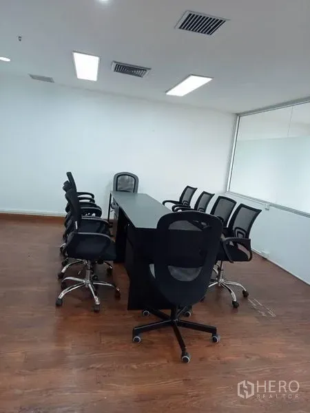 สำนักงาน ให้เช่าในRatchathewi, Bangkok - ห้องประชุม โต๊ะยาว เก้าอี้ตาข่าย บนพื้นไม้ ผนังสีขาว