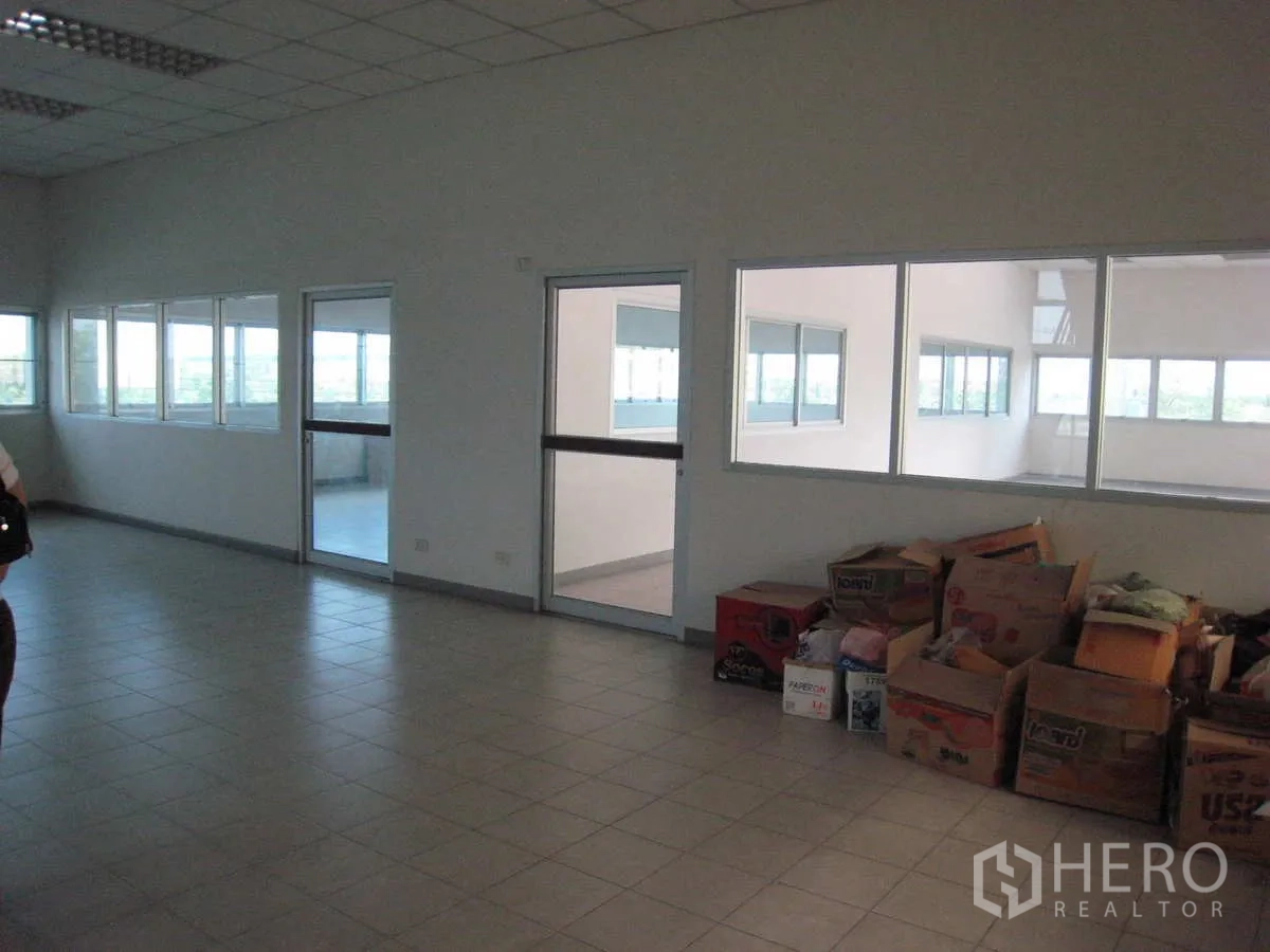 工厂 出租在Lat Lum Kaeo, Pathum Thani - 大开间办公室，玻璃隔断与纸箱存放