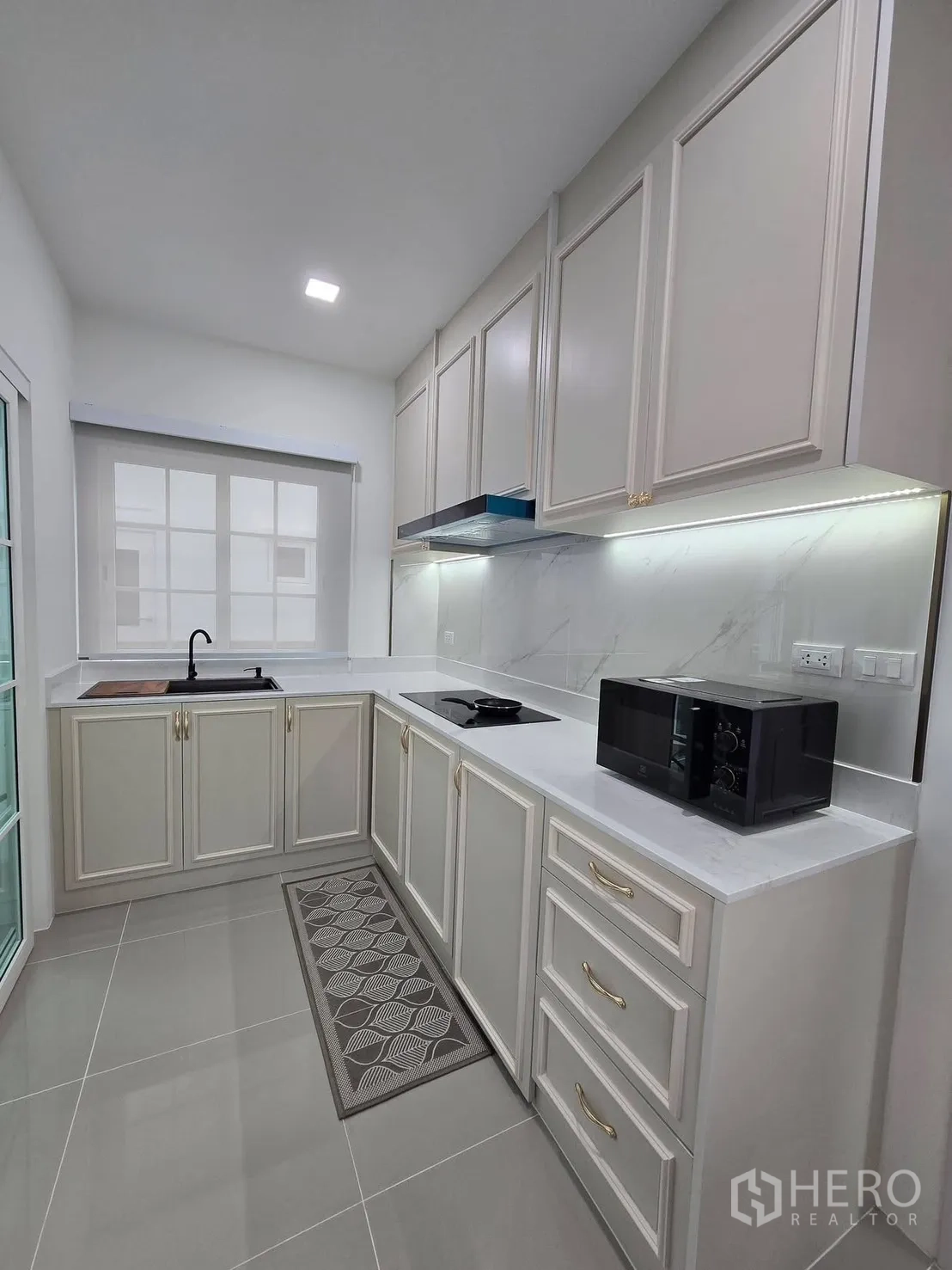 บ้านแฝด for rent in Mueang Samut Prakan, Samut Prakan - มุมครัวอีกด้านพร้อมซิงก์ เตา เครื่องไมโครเวฟ และพื้นที่เก็บของมากมาย