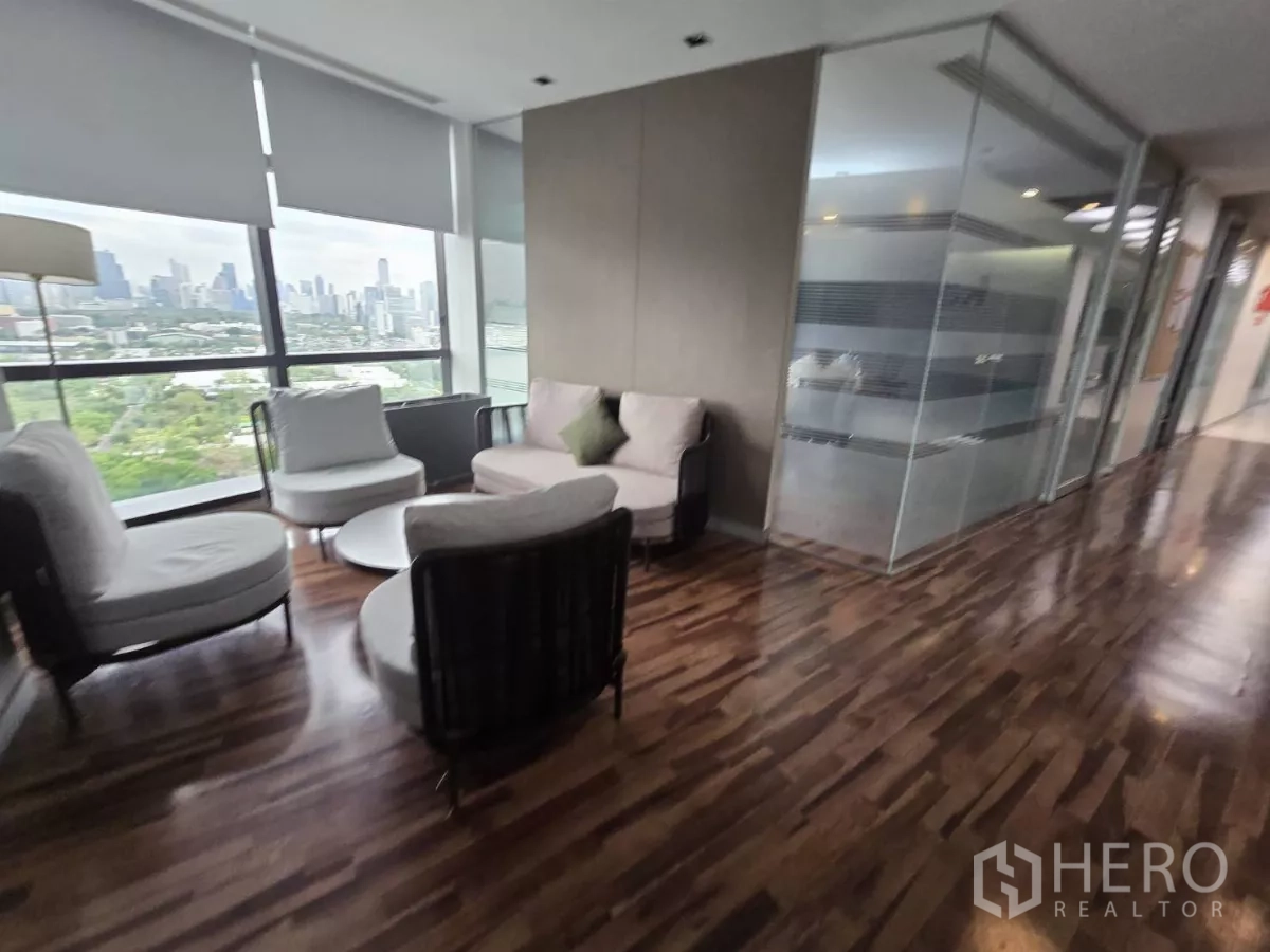 สำนักงาน ให้เช่าในWatthana, Bangkok - มุมนั่งเล่นริมหน้าต่างสูงจรดเพดานและห้องกั้นกระจก