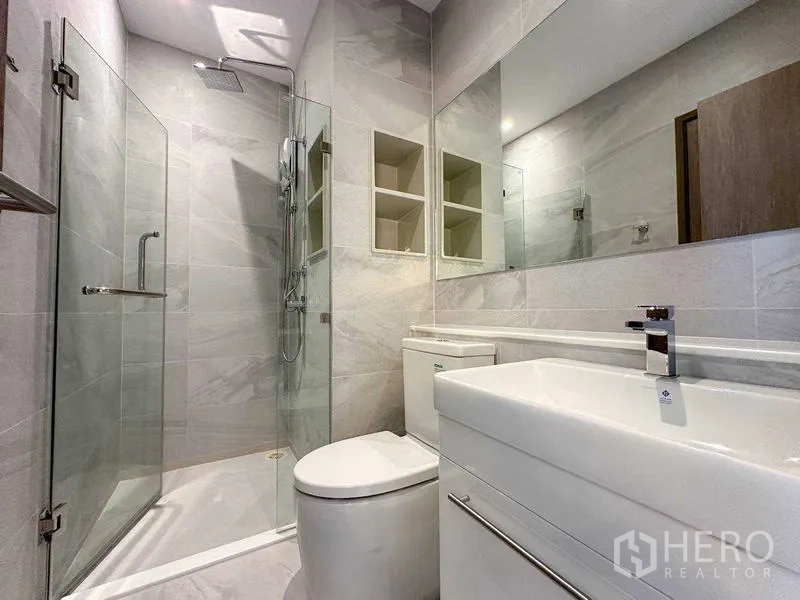 คอนโด ให้เช่าในWatthana, Bangkok - ห้องน้ำสไตล์โมเดิร์น ฝักบัวเรนชาวเวอร์ กั้นกระจก อ่างล้างหน้าและกระจกบานใหญ่