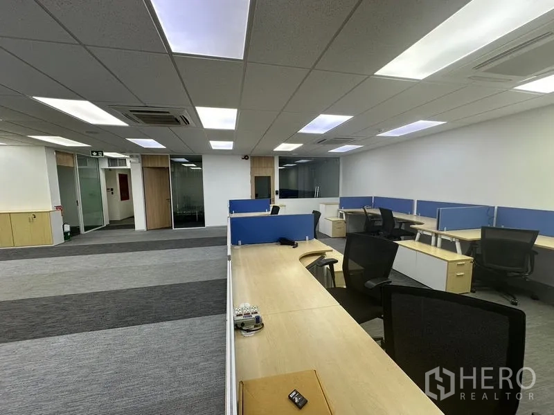 Office Space for rent - Modern workspace with ergonomic chairs, shared desks and glass‑partitioned rooms in Lat Krabang, Bangkok.