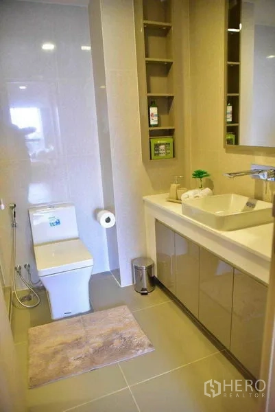 คอนโด ให้เช่าในWatthana, Bangkok - ห้องน้ำพร้อมเคาน์เตอร์อ่างล้างหน้า กระจก ชั้นวางของ และโถสุขภัณฑ์