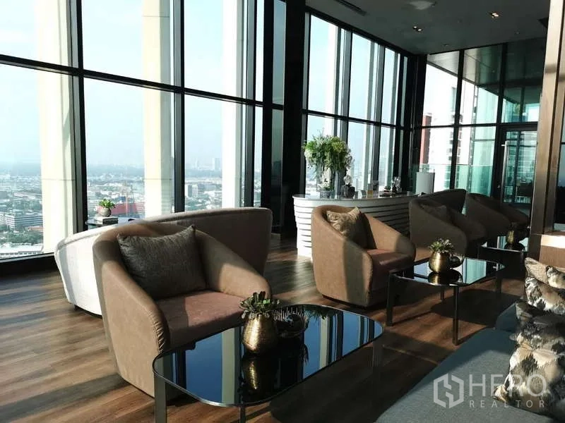คอนโด ให้เช่าหรือขายในWatthana, Bangkok - สกายเลานจ์กระจกสูงรอบด้านพร้อมที่นั่งสบาย