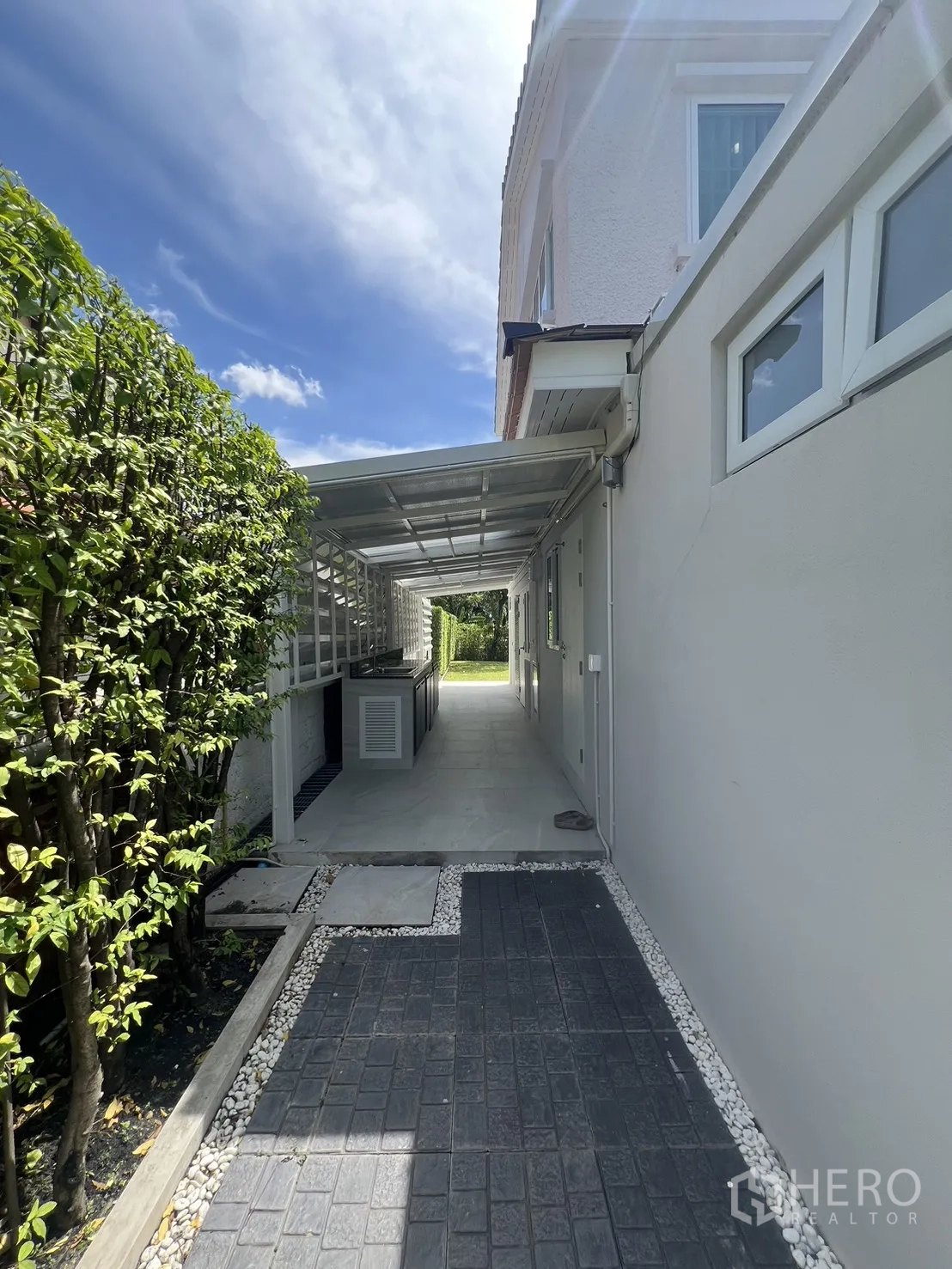 独立式住宅 出租在Mueang Samut Prakan, Samut Prakan - 一层平面图，展示客厅、餐厅、厨房与花园。