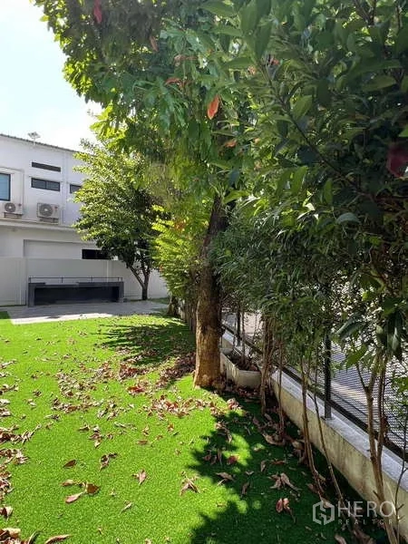 Detached House for rent or sale in Bang Phli, Samut Prakan - Green side garden with mature trees and privacy hedge beside the house.