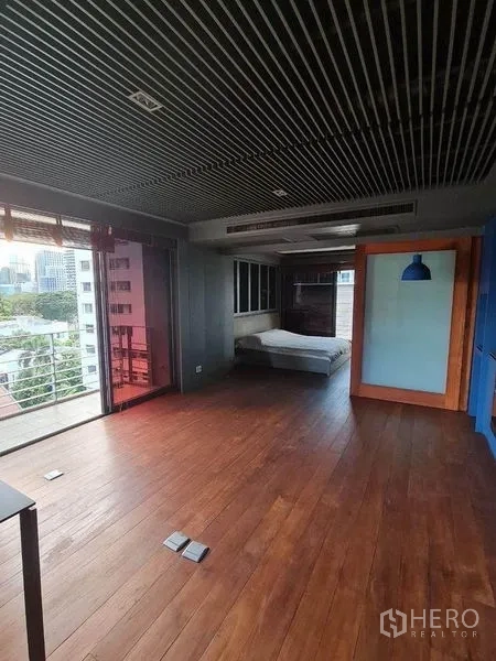 คอนโด ขายในPathum Wan, Bangkok - พื้นที่สตูดิโอยาว พื้นไม้ ทางออกสู่ระเบียง และโซนเตียงนอน