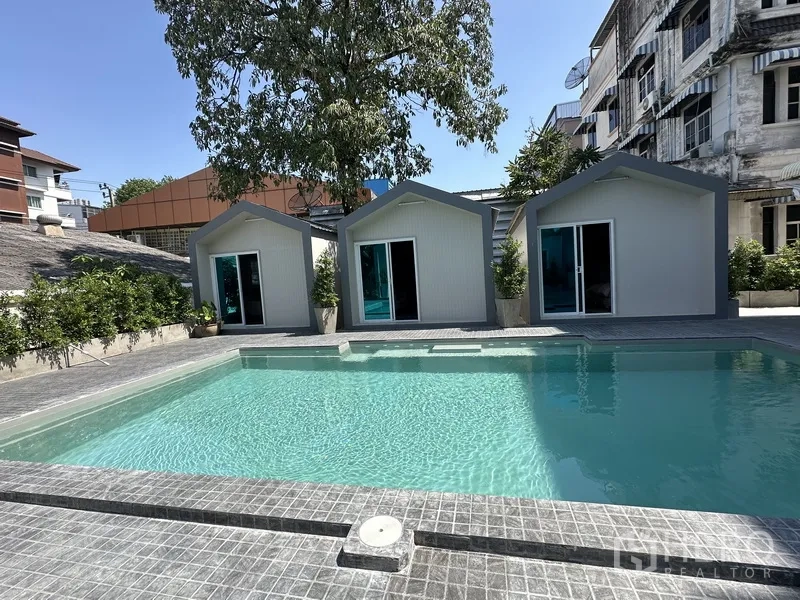 带办公室的家 出租在Suan Luang, Bangkok - 清澈泳池近景，三间现代小屋一字排开。