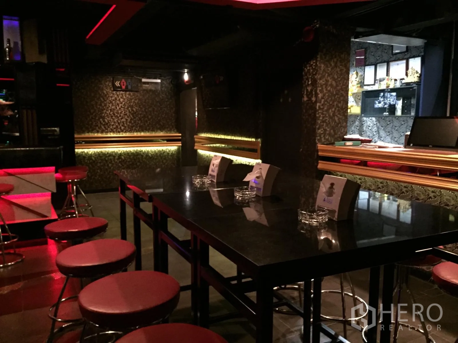 พื้นที่ขายปลีก ให้เช่าในWatthana, Bangkok - เคาน์เตอร์บาร์และโซนรับประทาน โต๊ะหินแกรนิต เก้าอี้สตูลสีแดง ผนังลายกราฟิก