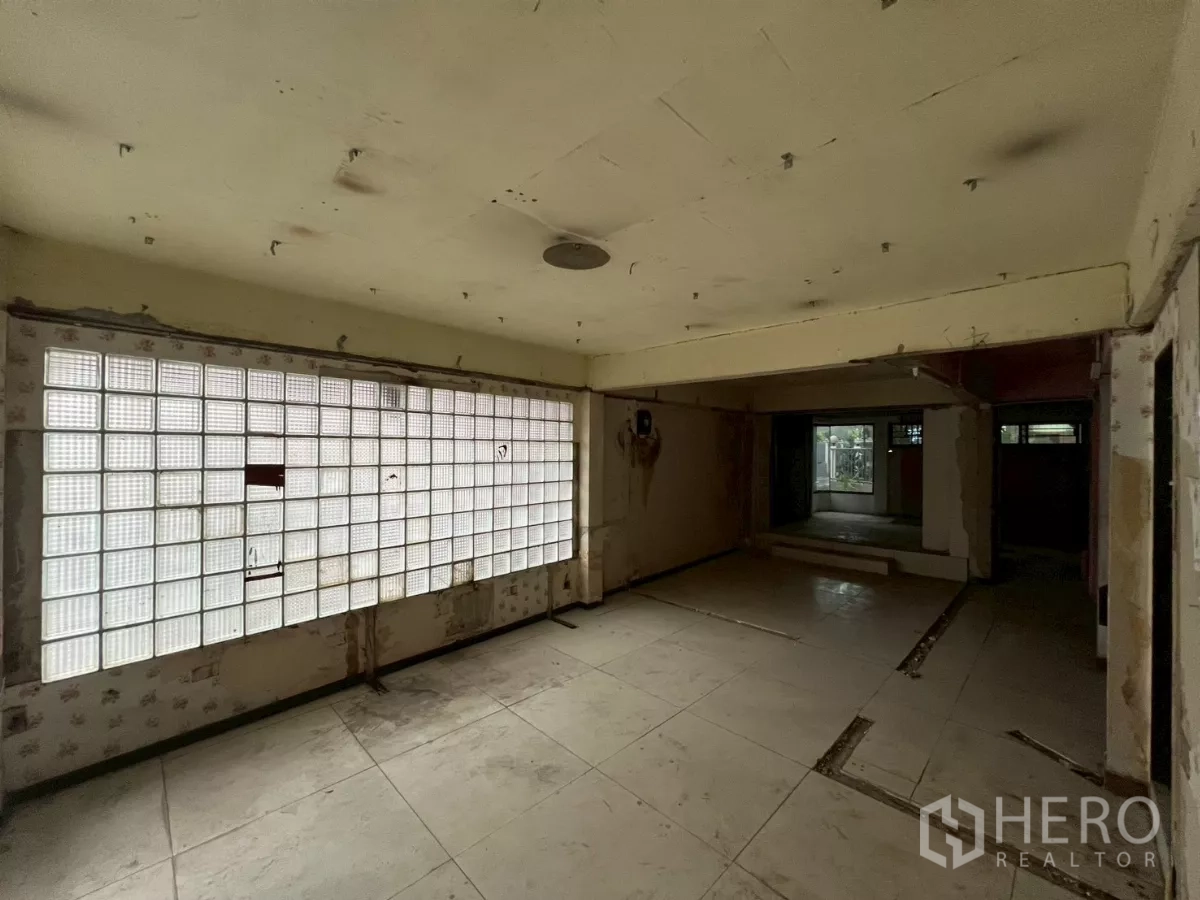 店屋 出租在Watthana, Bangkok - 一层长玻璃砖墙，为室内引入自然光。