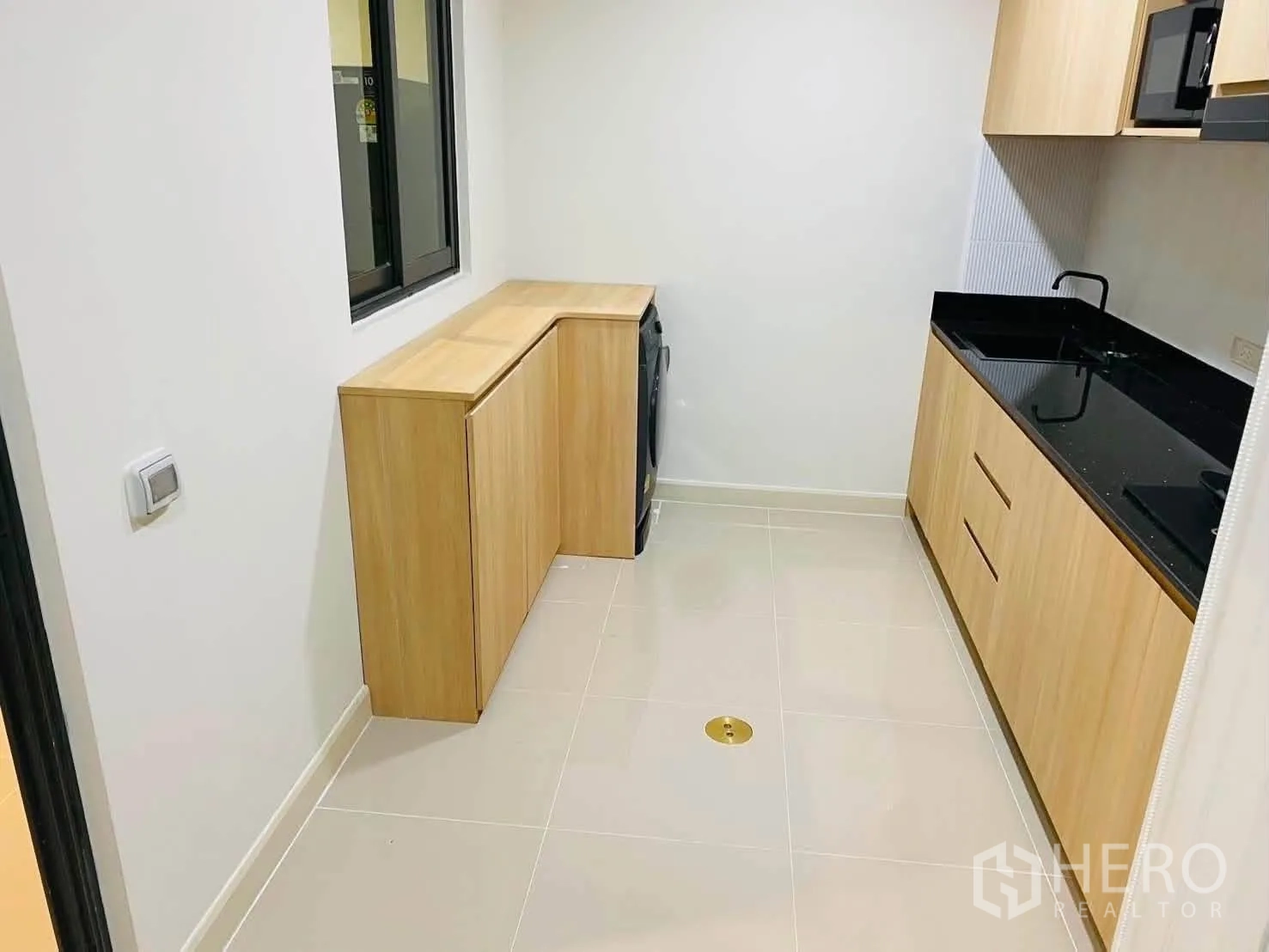 ทาวน์เฮาส์ for rent in Bang Phli, Samut Prakan - ครัวบริการขนาดกะทัดรัด ตู้ลายไม้ ท็อปสีดำ พร้อมเครื่องซักผ้า