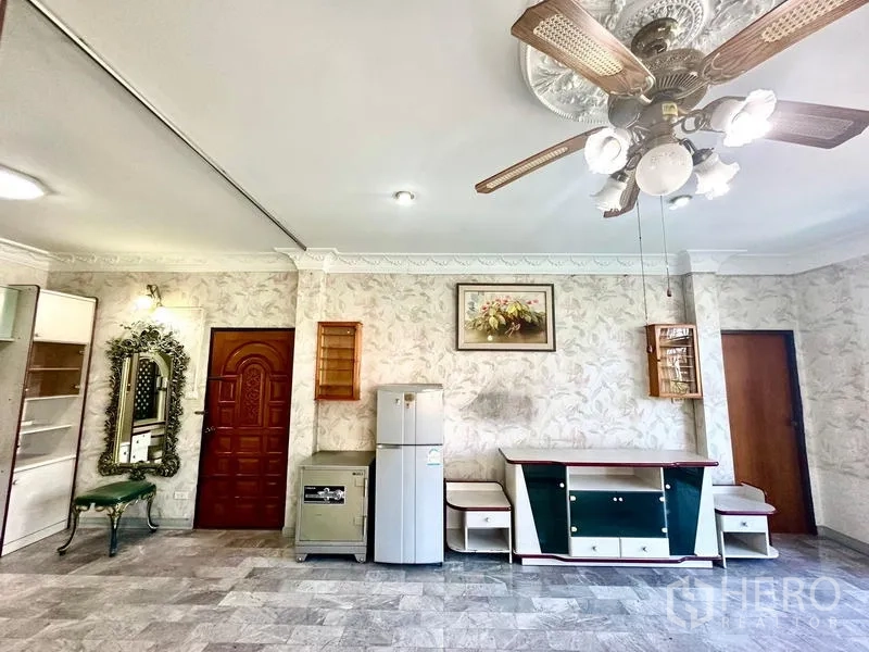 บ้าน ให้เช่าในTaling Chan, Bangkok - มุมห้องนอนมีแผงกระจกแต่งตัว ตู้เก็บของและตู้เย็น ใกล้ประตูไม้.