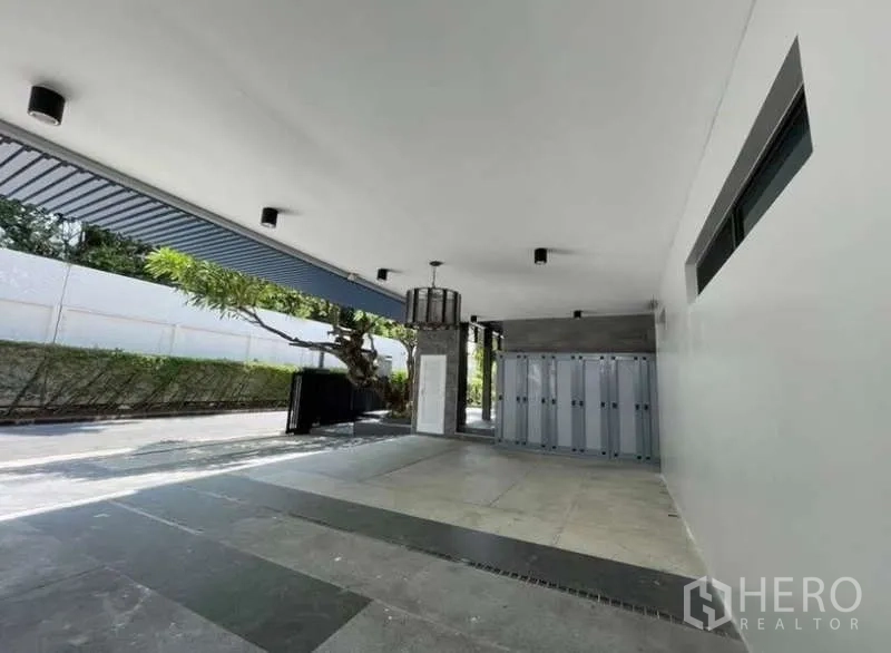 独立式住宅 出售在Khlong Toei, Bangkok - 覆盖式停车区，天花筒灯并连通大门。