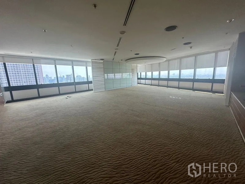 สำนักงาน ให้เช่าในKhlong Toei, Bangkok - สำนักงานโอเพ่นสเปซขนาดใหญ่ ฝ้าเพดานโค้ง และหน้าต่างรับแสง