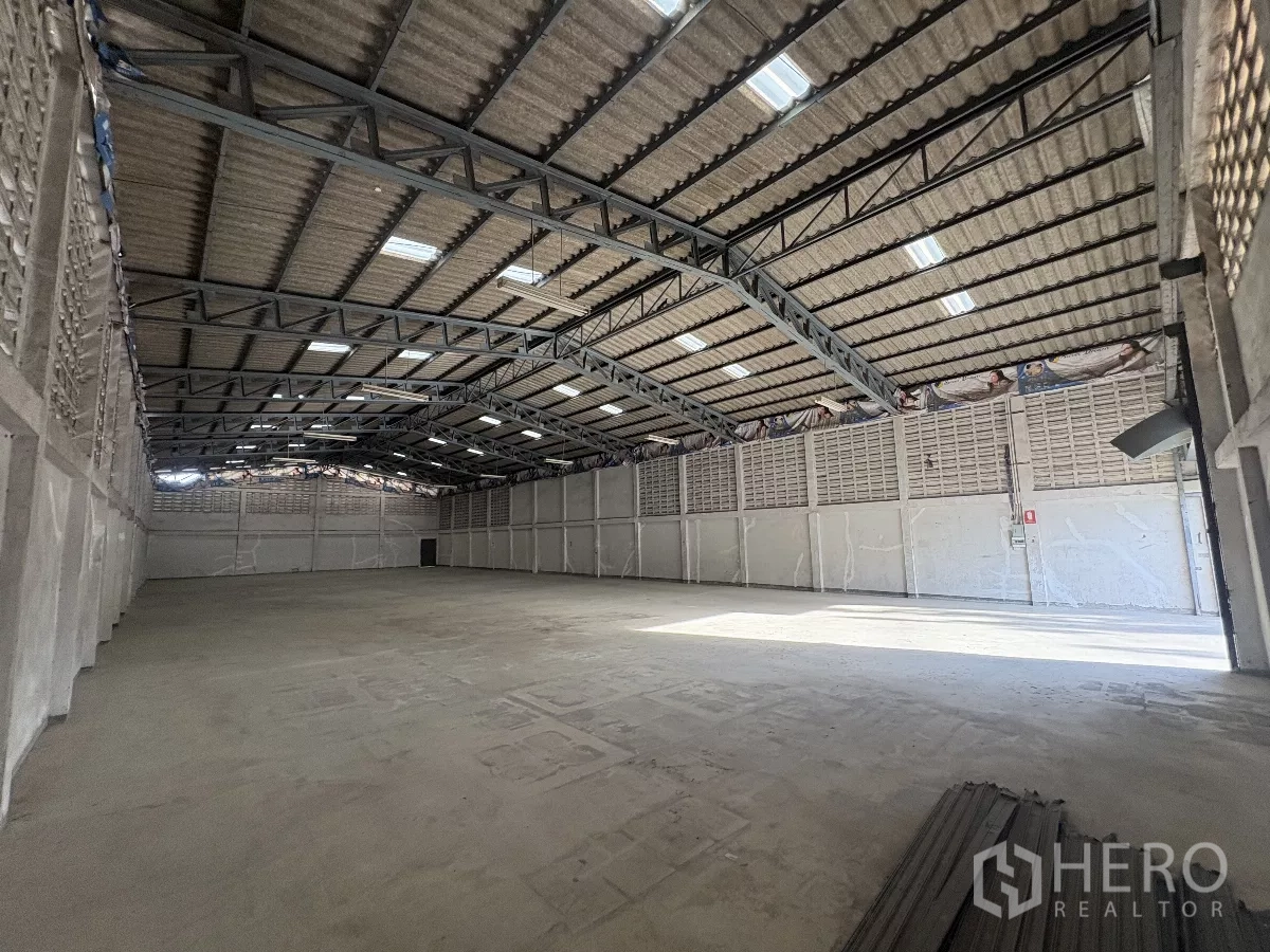 Warehouse for rent in Khlong Toei, Bangkok - Industrial unit featuring insulated roof panels, skylights and smooth concrete floor.