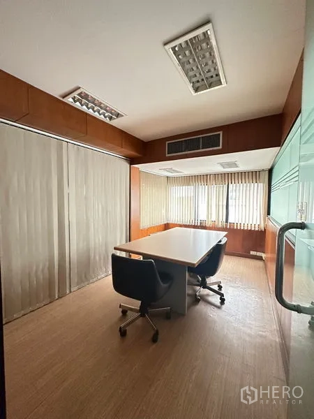สำนักงาน ให้เช่าในPathum Wan, Bangkok - ห้องประชุมขนาดกะทัดรัดพร้อมโต๊ะ เก้าอี้ และม่านบังแสง