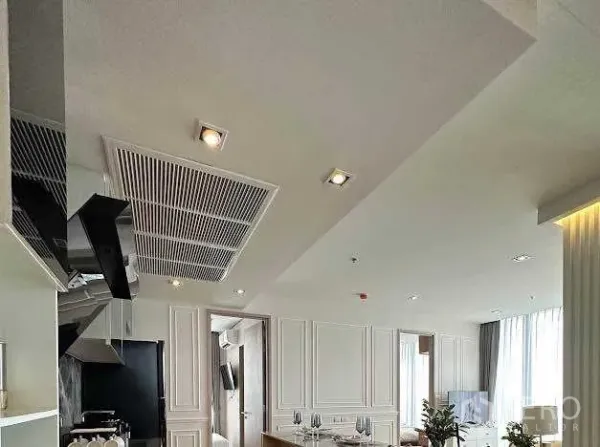 公寓 出售在Khlong Toei, Bangkok - 开放式客餐厅，筒灯与天花风口设计。