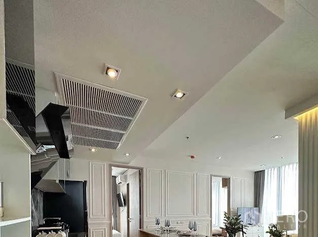 公寓 出售在Khlong Toei, Bangkok - 开放式客餐厅，筒灯与天花风口设计。