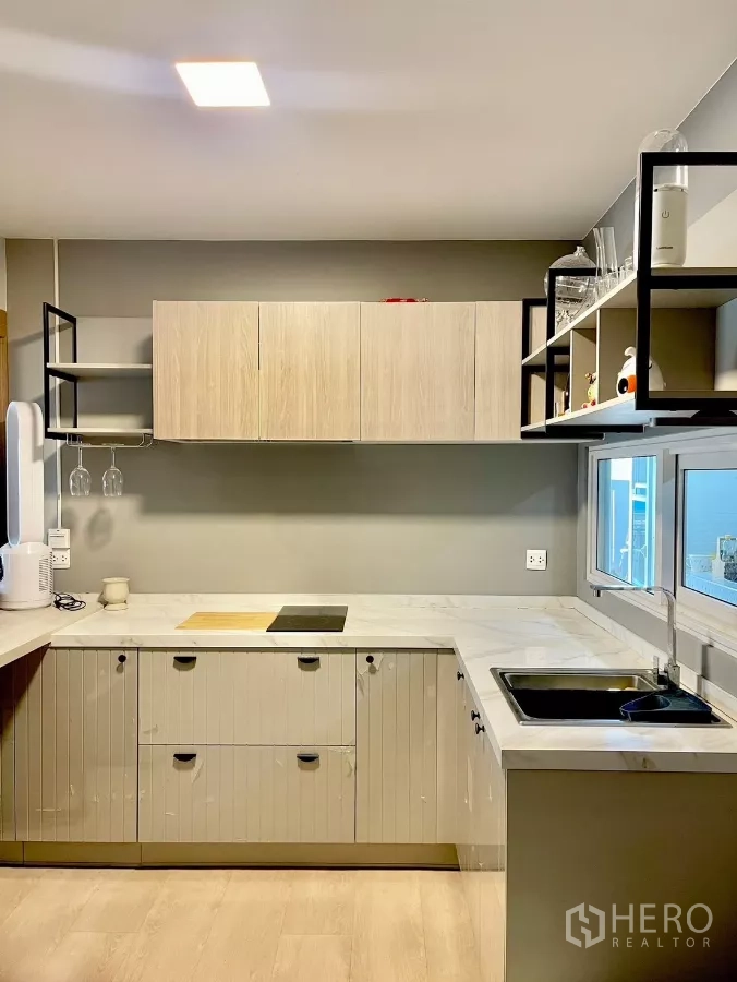 独立式住宅 出租在Prawet, Bangkok - L型现代厨房，大理石纹台面，水槽与灶台