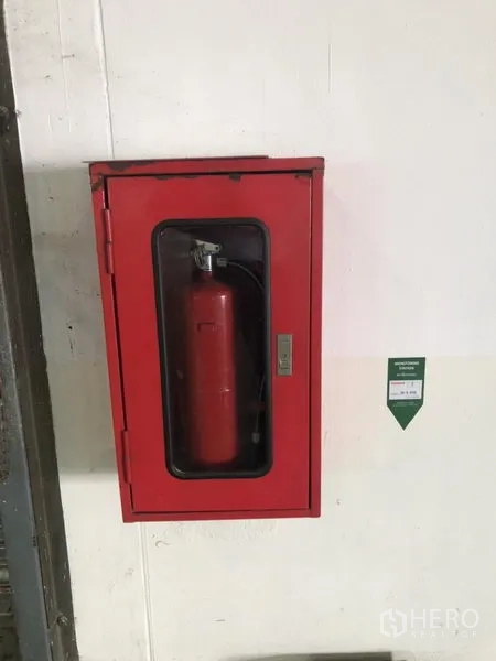 货栈 出租 - 墙挂式灭火器箱。