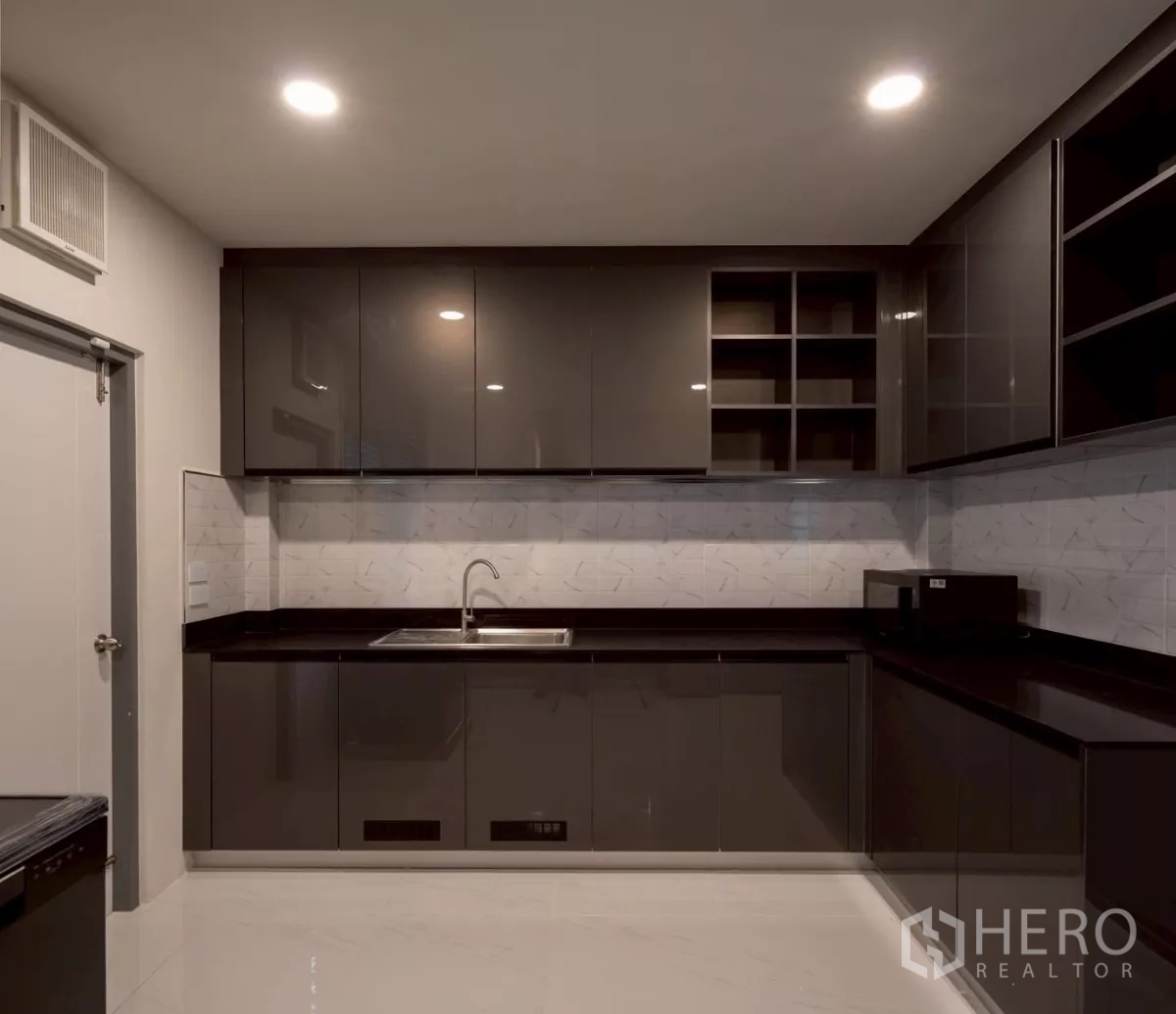 Detached House for rent in Bang Phli, Samut Prakan - U-shaped pantry kitchen with glossy cabinets and ample storage