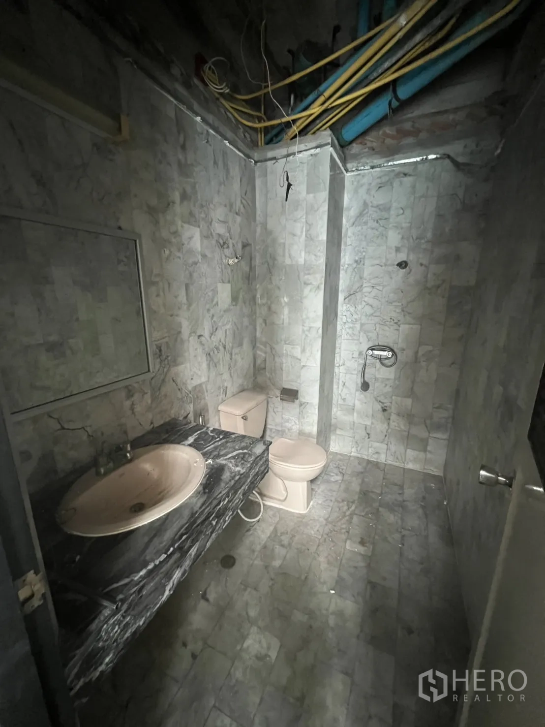 อาคารพาณิชย์ ให้เช่าในWatthana, Bangkok - ห้องน้ำที่สองปูกระเบื้องหินอ่อน มีโถสุขภัณฑ์และท่อยูทิลิตี้เปิด