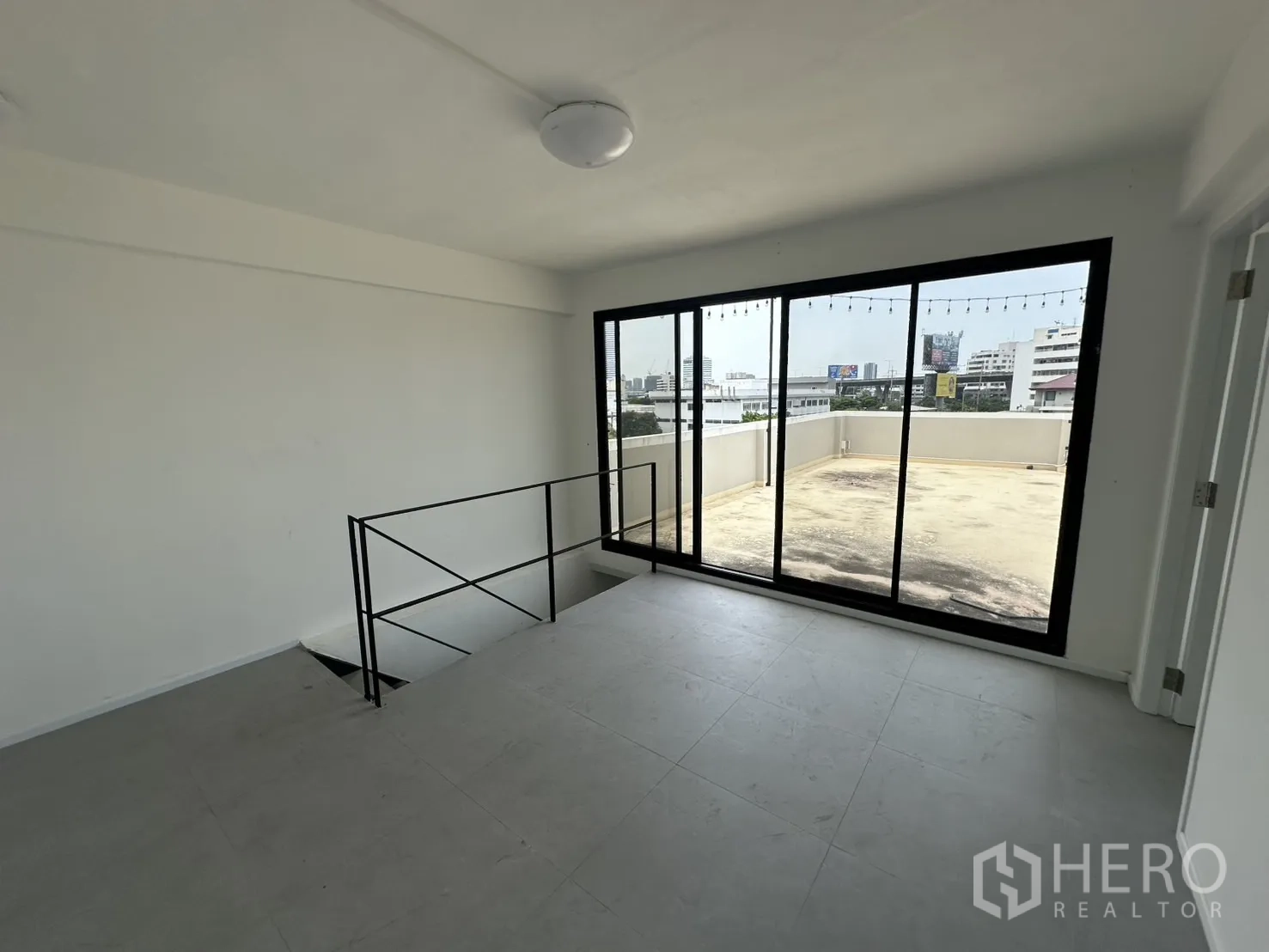 带办公室的家 出租或出售在Bang Na, Bangkok - 顶层房间俯瞰屋顶平台，整面落地玻璃