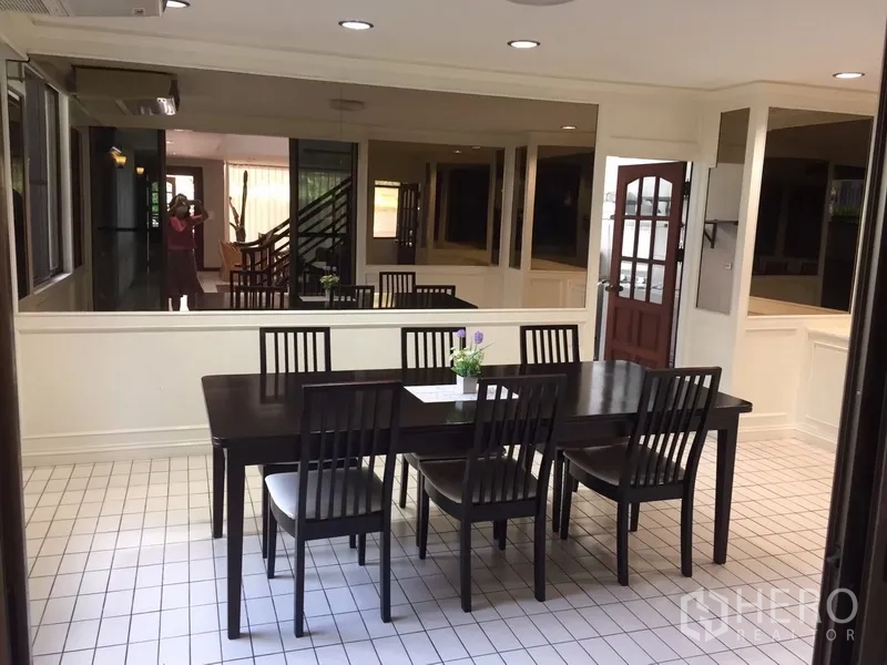 ทาวน์เฮาส์ ให้เช่าในWatthana, Bangkok - ห้องทานอาหาร โต๊ะไม้เข้ม 6 ที่นั่ง รายล้อมด้วยช่องแสง