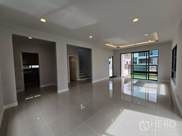 บ้าน ขายในLam Luk Ka, Pathum Thani - ห้องนั่งเล่นโปร่งสว่าง พื้นกระเบื้องเงา และประตูกระจกบานเลื่อน