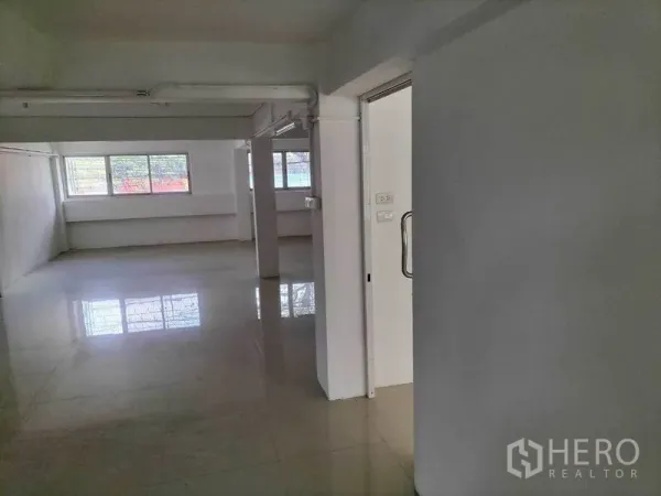 店屋 出租在Khlong Toei, Bangkok - 开放式上层空间，亮面地砖、大窗户以及带玻璃把手的门口。