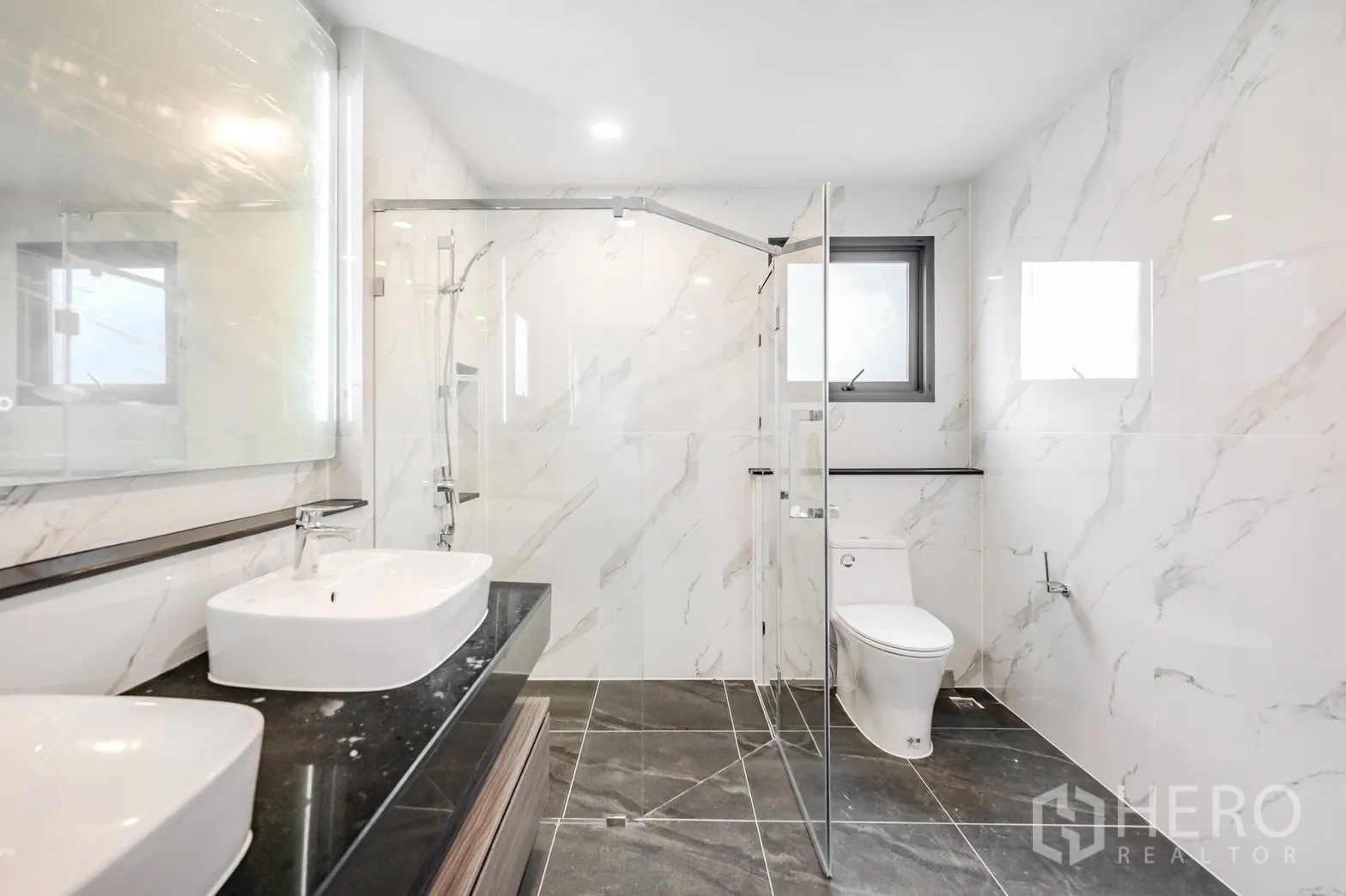 Detached House for rent in Bang Phli, Samut Prakan - Luxurious bathroom with freestanding bathtub and double vanity