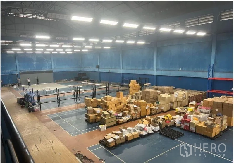 คลังสินค้า ให้เช่าในSaphan Sung, Bangkok - ภายในโกดังเพดานสูง ไฟสว่าง วางพัสดุจำนวนมากบนพื้นกว้าง