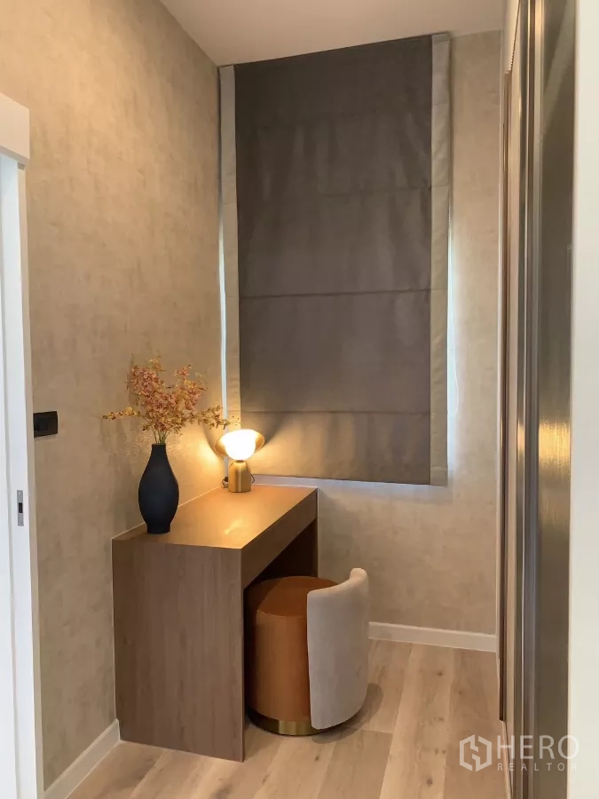 Detached House for rent in Bang Kapi, Bangkok - Private dressing corner with vanity desk, stool and window shade.