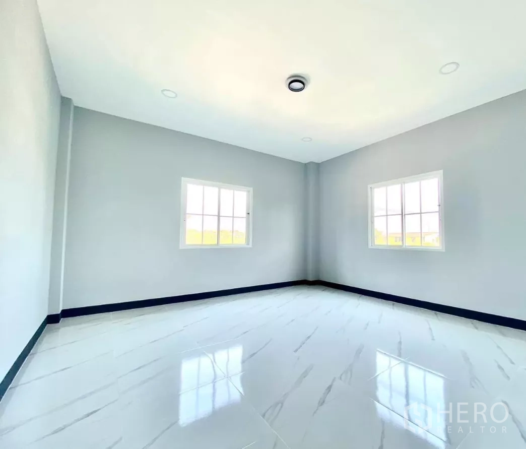 工厂 出租或出售在Bang Bua Thong, Nonthaburi - 明亮卧室，双窗与仿大理石地砖。